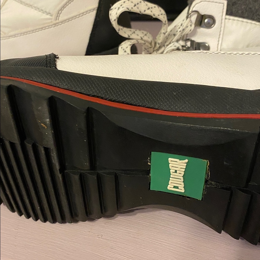 Cougar Canada White and Black Winter Boots, very nice condition. Waterproof - Picture 6 of 7